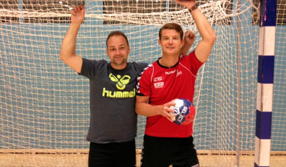 Thomas Rømer, th., afløses som cheftræner i FfI Håndbold af Claus Fonseca, tv., og det kan blive et 1. divisionshold.Privatfoto