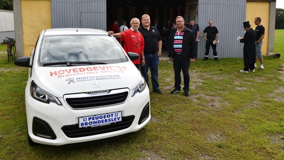 Igen i år kan BIs Venner sætter en bil på spil i tombolaen på Store Brønderslev Marked - her Søren Vraa og Leo Kristensen sammen med forretningsfører Mogens Larsen fra Peugeot Brønderslev. Foto: Michael Koch <i>Michael Koch</i>