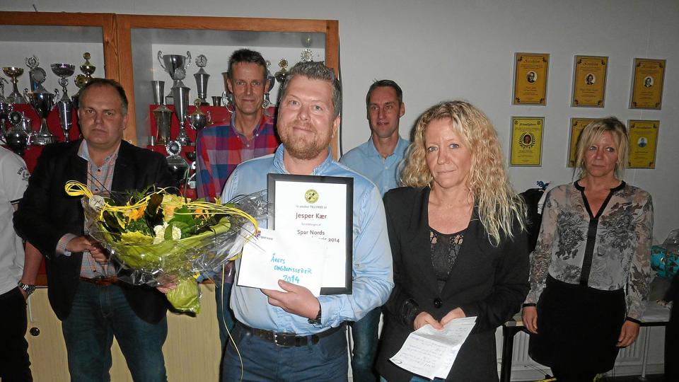 Årets ungdomsleder i skikkelse af Jesper Kær (tv) sammen med fodboldformand Lotte Baisgaard. Foto: GIF <i>GIF</i>