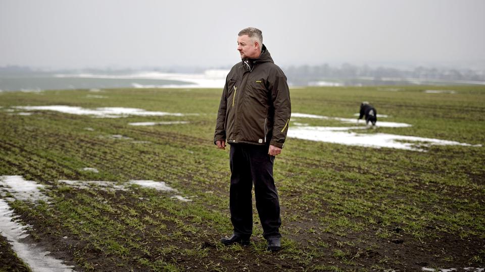 Landmand Michael Kristiansen fra Storvorde vil gerne bruge slam fra andre kommuner på sine marker, men det må han ikke over det hele af hensyn til vandkvaliteten i området. Foto: Henrik Bo <i>Foto: Henrik Bo</i>