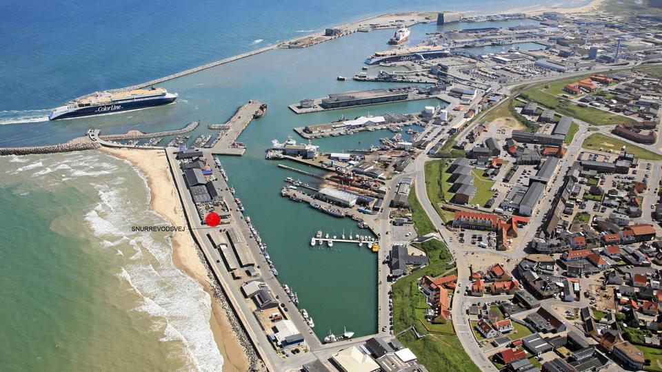 Hirtshals Havn er en stopklods for 900.000 kubikmeters sands vandring nordpå. En stor del havner i sejlrenden. Luftfoto: Hans Hunderup