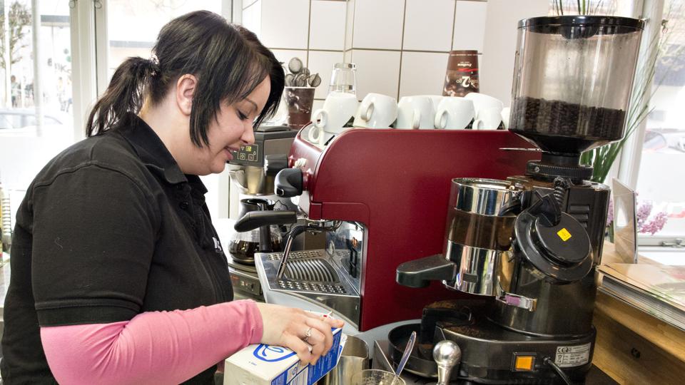 25-årige Hanne Pedersen er så glad for at arbejde i Cafe Kox, at hun nu næsten ingen sygedage har. Foto: Henrik Louis