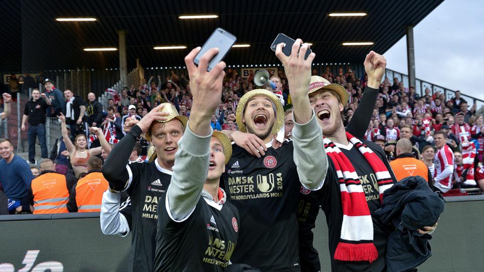 Lukas Spalvis i gang med en mesterskabsselfie. Litaueren endte som forårstopscorer for AaB. Foto: Lars Pauli <i>Lars Pauli</i>