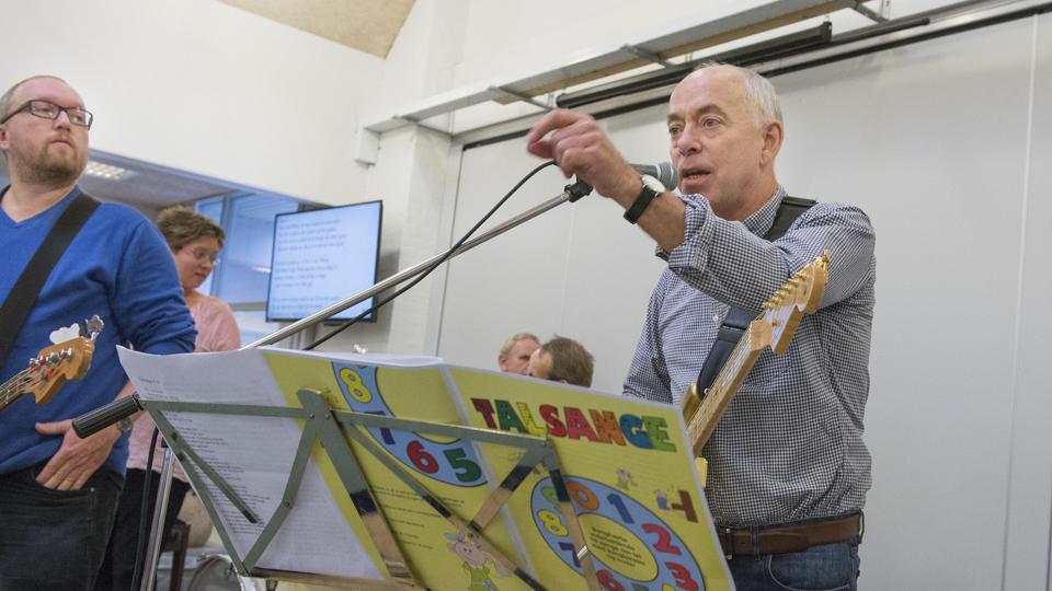 Vagn Mikkelsen savnede noget musisk i sine matematiktimer, og så måtte han selv i gang med at skrive nogle talsange. Nu får alle kommunens indskolingsklasser glæde af sangene takket være et samarbejde med Rebild Kulturskole. Foto: Grete Dahl <i>Grete Dahl</i>