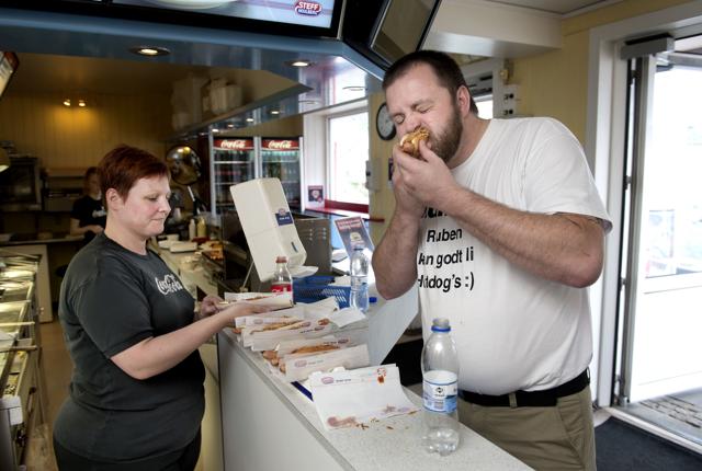 Hot dog spisning på tid er en populær konkurrence. Her er  det den danske mester Ruben Mikkelsen, der er i aktion. Arkivfoto: Lars Pauli