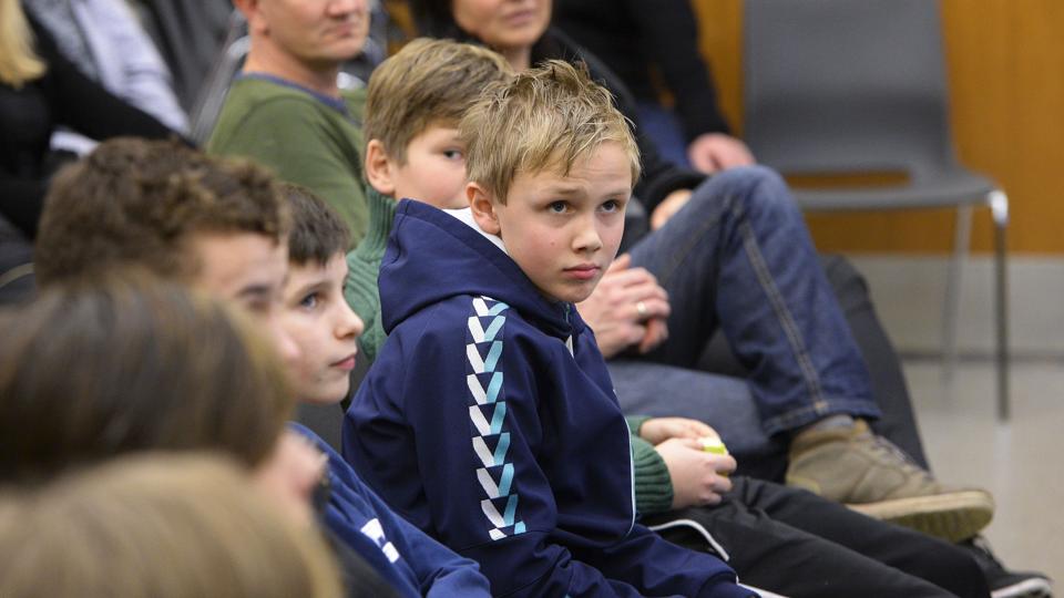 Drengene på forreste række var mest interesseret i fodbold. <i>Michael Bygballe</i>