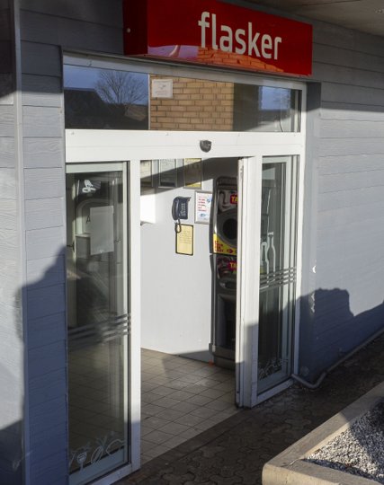 De to mænd stjal de to kasser tomme flasker bag automaten. Foto: Michael Bygballe <i>Michael Bygballe</i>