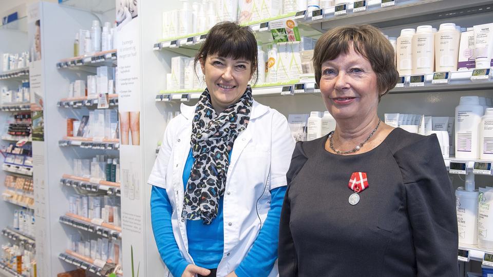 Alice Poulsen (t. h.) har fået Den kongelige belønningsmedalje for 44 års tjeneste på Løve Apoteket. Her er hun sammen med apoteker Pia Bach. Foto: Peter Broen <i>Peter Broen</i>