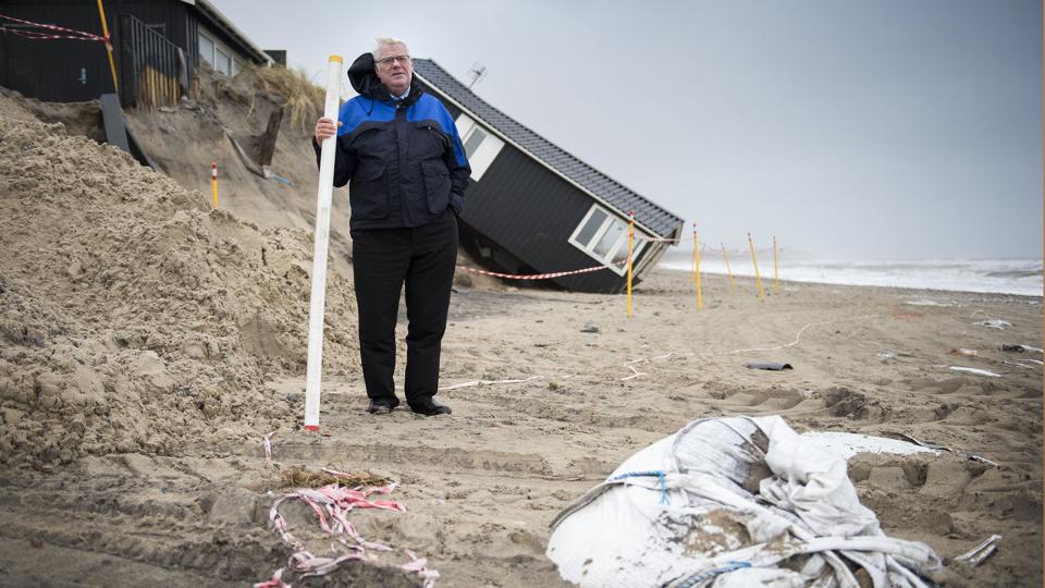 Her ses opfinder Poul Jakobsen med sine rør mod kystsikring. Arkivfoto: Thomas Hansen <i>Foto: Thomas Hansen</i>