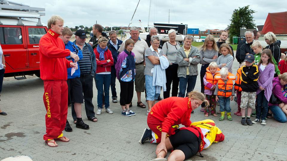Livredderne giver en demonstration af deres kunnen. Arkivfoto
