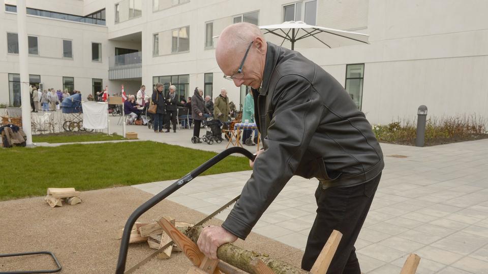 Temaet for sundhedsugen er dans, men man kan også få god motion ved at save brænde. Foto: Grete Dahl
