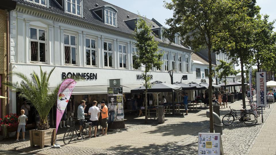 Karsten Roligheds nyerhvervede ejendom ligger på byens bedste butiksstrøg. Foto: Peter Broen