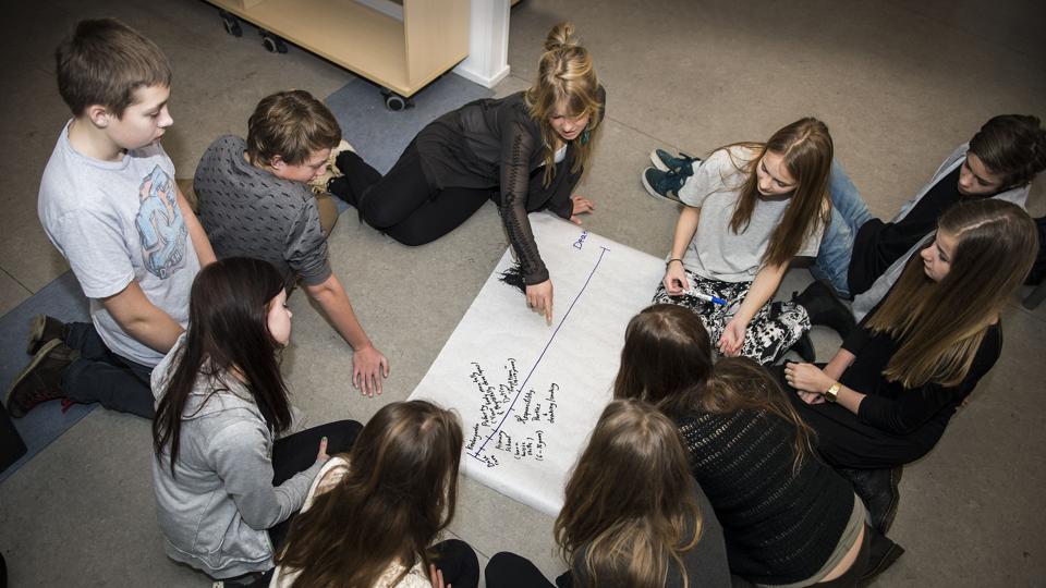 Envejskommunikation er bandlyst i sexualisten Stines undervisning af eleverne, der selv skal være med til at tegne og skrive livstidslinjen for et menneske liv fra fødsel, pubertet, alderdom og død.
Foto: Sarah Würtz <i>Foto: Sarah Würtz</i>
