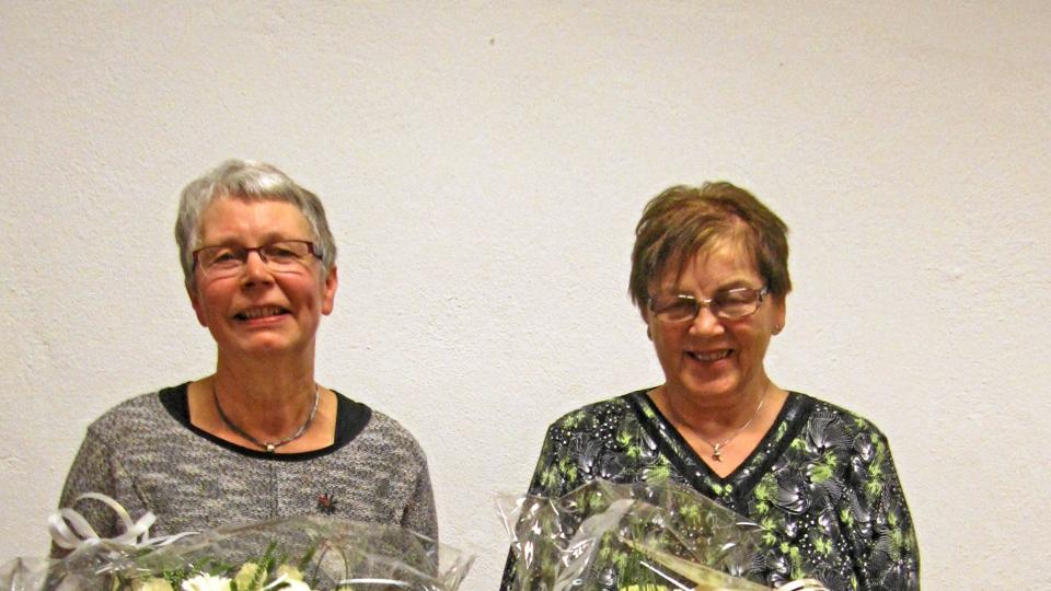 Anna Pedersen (t.h.) og Ruth Kokholm, henholdsvis formand og kasserer hos IK Rosendal Folkedansere blev hædret med blomster, sølvnål og diplom. Privatfoto.
