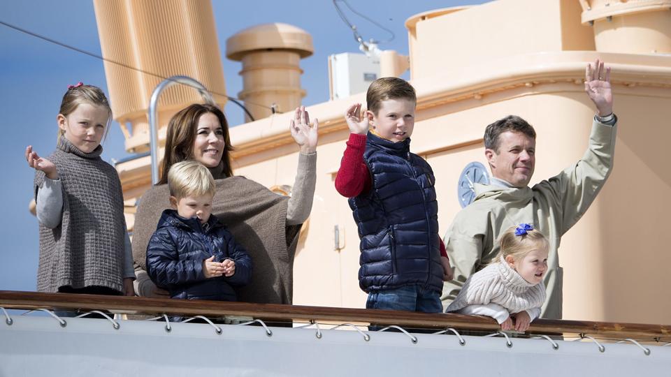 Kronprinsparret besøger Grønland. Kronprins Frederik, prinsesse Isabella, kronprinsesse Mary, prins Christian, prins Vincent og prinsesse Josephine. Scanpix <i>Scanpix</i>