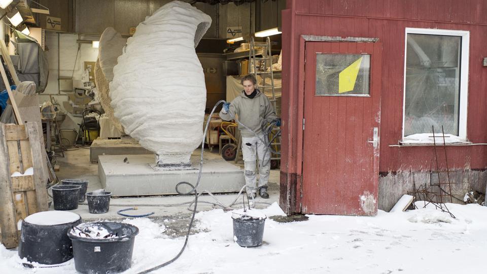 Skulptør Jens Munk Clemmensen har arbejdsplads på Skydebanevej og er lige nu i gang med en skulptur på to og en halv meter i højden lavet i sprøjtebeton på jernarmering til Sulsted Skole. - Den kan anvendes til at bevæge sig på, men samtidig er det meningen, at den skal fortælle en historie i forhold til Sulsted by, fortæller han. <i>Foto: Henrik Bo</i>