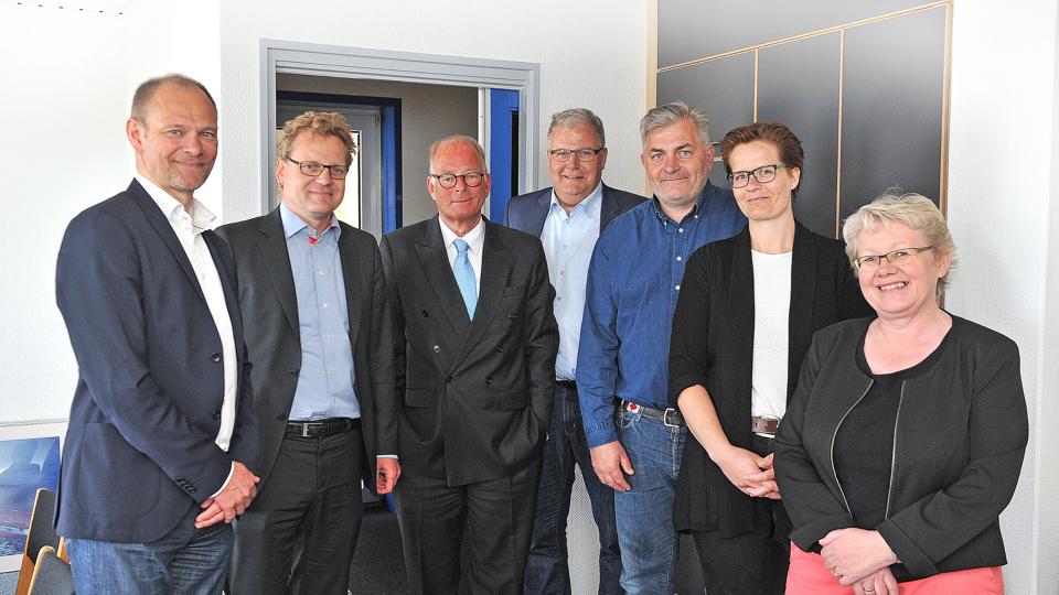 Den ny bestyrelse. Fra venstre adm. direktør Niels Skeby, DST A/S, bestyrelsesformand Martin Vestergaard, direktør Flemming Ipsen, adm. direktør Claus Holstein, Aalborg Havn A/S, Jan Hansen, formand for Hanstholm Fiskeriforening, medarbejderrepræsentant Rikke Pihl Andersen og borgmester Lene Kjelgaard Jensen. Foto: Ole Iversen