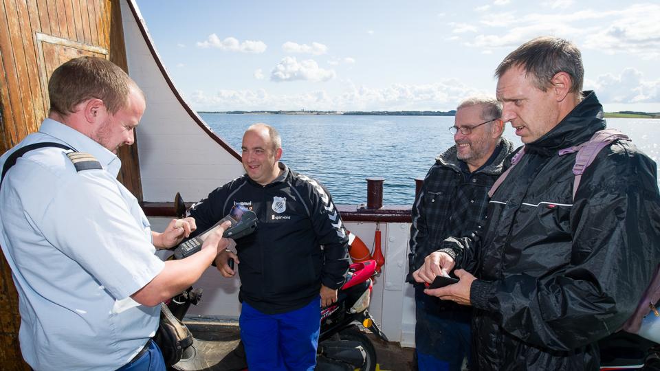 Der vil være folk nok til at sejle færgen efter 1. maj, siger formanden. Arkivfoto: Bo Lehm