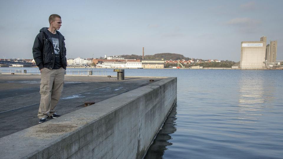 Kajkanten hvor bilisten fortsatte ud i fjorden. Det viser nu, at han havde en høj alkoholpromille i blodet. Takket være Anders Neve Enggaard (billedet) blev bilisten reddet ud af bilen i sidste øjeblik. Arkivfoto: Johnny Jacobsen