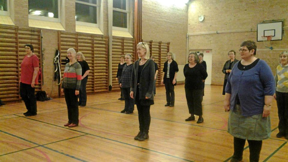 Billedet er fra en ganske almindelig træningsaften i drengenes gymnastiksal på Søndergade Skole. Instruktør Rikke Kristensen forklarer grundigt, hvad danserne skal gøre.