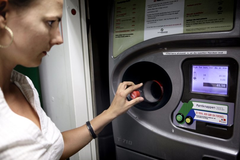 Kan du ikke selv aflevere din pant i flaskeautomaten, kan du få andre til at gøre det for dig. De får pengene, og du slipper for bøvlet og gør samtidig noget godt for miljøet. Arkivfoto: Jeppe Bøje Nielsen/Scanpix <i>Scanpix Denmark</i>