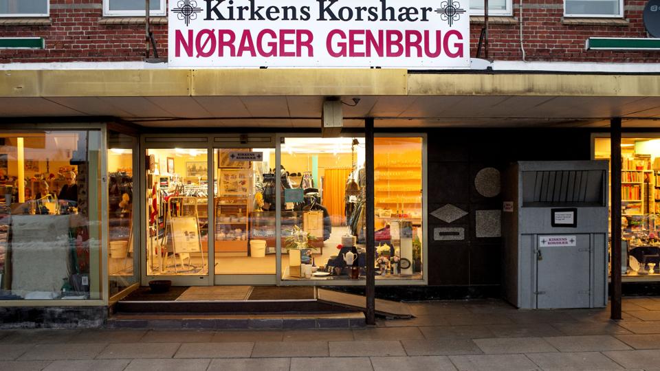 Butiksejendommen Jernbanegade 8 i Nørager kommer på en ny tvangsauktion tirsdag 11. marts i Retten i Aalborg. ?Foto: Lars Pauli <i>Lars Pauli</i>