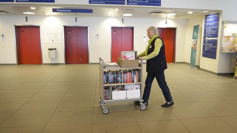 71-årige Vibeke Thomsen har tidligere være ansat som?sekretær på Aalborg sygehus. Efter hun stoppede og gik på?efterløn, meldte hun sig under fanerne af frivillige, der hver dag hjælper patienterne?med stort og småt.?Foto: Michael Bygballe <i>Michael Bygballe</i>