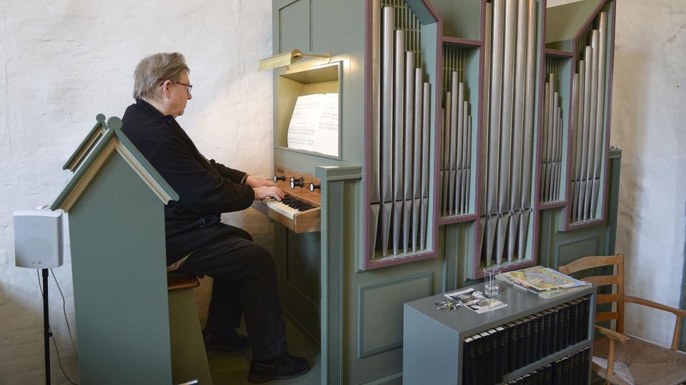 Organist Birgit Møller Sørensen svæver nu som en dronning oppe på det nye, gamle orgel, som Thorup Kirke har arvet efter Skejby Kirke. Menighedsrådet har selv været med til at tilpasse orglet til den gamle landsbykirke.Foto: Michael Bygballe <i>Michael Bygballe</i>
