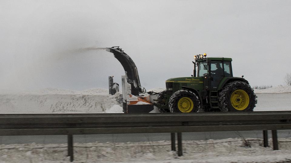 Der ryddes sne på motorvejene for at holde dem åbne. Foto: Kurt Bering <i>Kurt Bering</i>