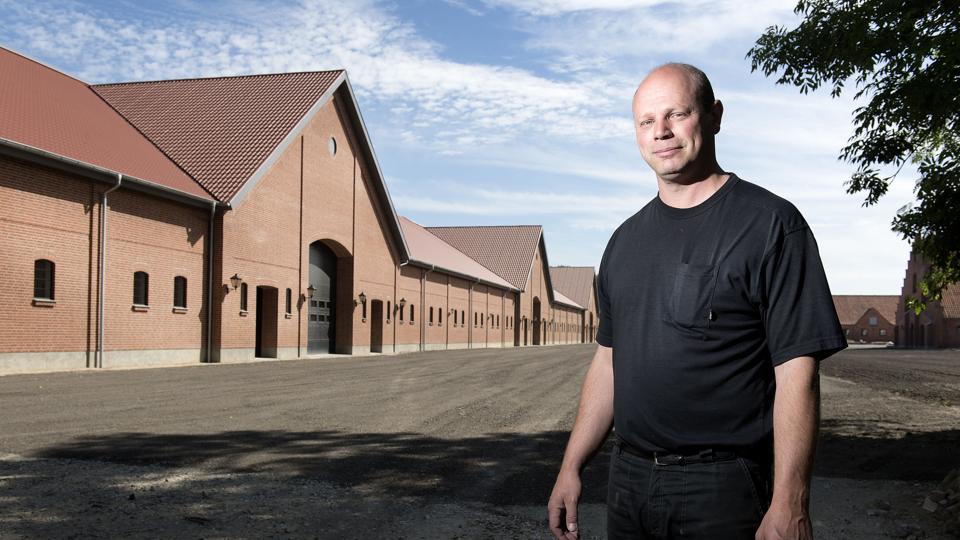 Den nye bygning, der rummer maskinhus og lade kunne dårligt laves dyrere, end den blev, men Anders Christiansen glæder sig over det gedigne og smukke byggeri hver eneste dag. Foto: Torben Hansen <i>Foto: Torben Hansen</i>