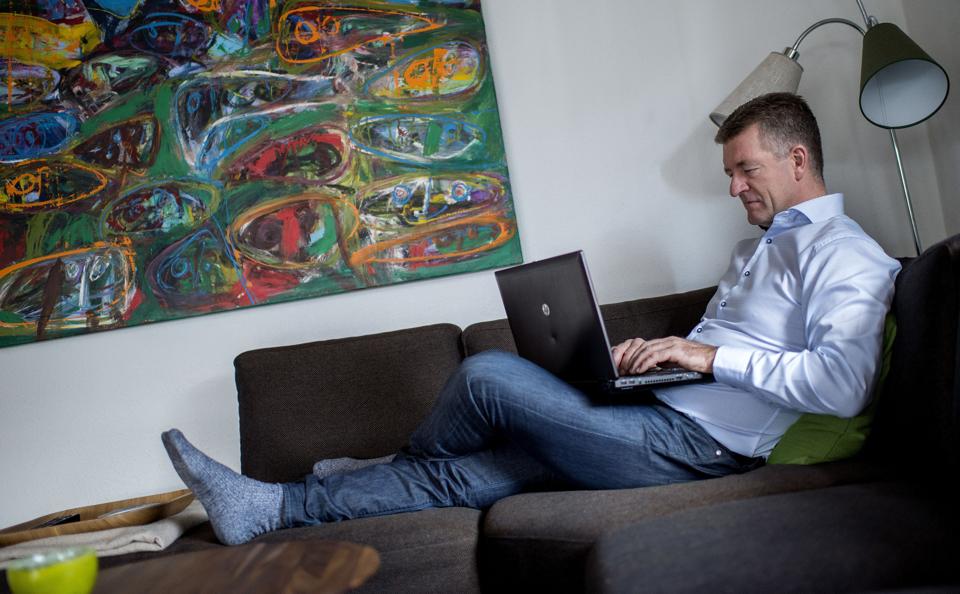 Aalborg Håndbold-direktør Jan Larsen skal følge spændt med, når der fredag trækkes lod til Champions League. <i>Arkivfoto: Henrik Bo</i>