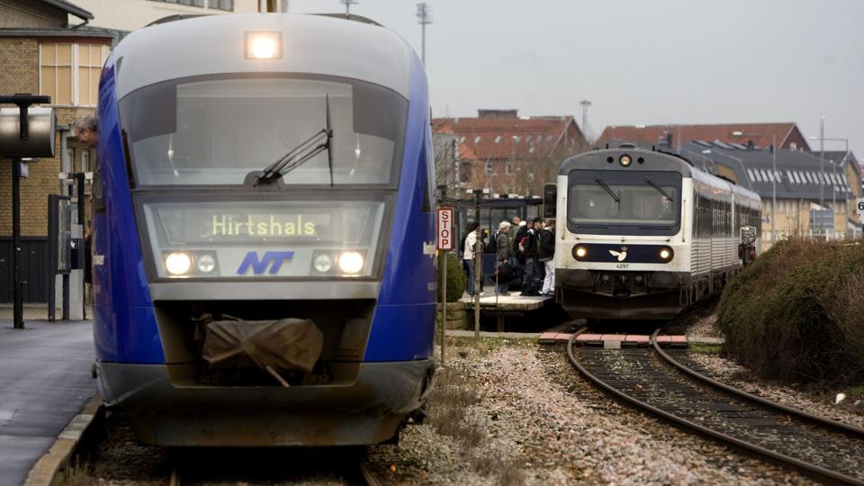 Togpassagererne på Hjørring Station er slemme til at gå over sporene i forbindelse med at der kører tog. Det har resulteret i 17 farlige situationer i første halvår af 2022, hvilket er 10 mere end hele sidste år. <i>Foto: Bente Poder</i>
