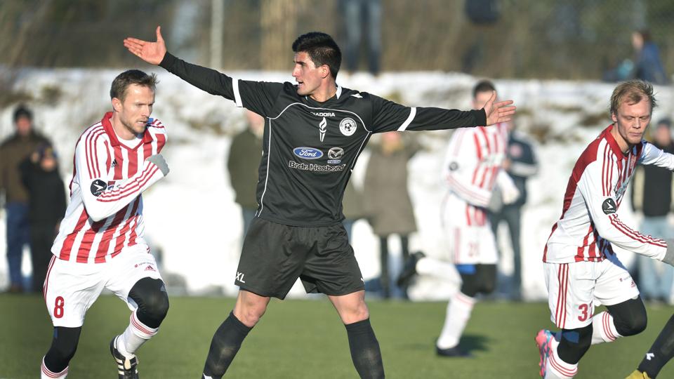 Vendsyssel FF overvejer at tilknytte Edin Murga til Vendsyssel FF. Her ses han i aktion i en testkamp mod AaB. Foto: Bente Poder
