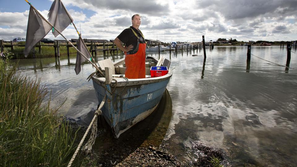Tommy Hasagers daglige arbejdsplads er Krik Vig. Her har han 110-120 ruser ude - og dem røgter han fra sin båd, der ligger i Agger Havn. Foto: Ajs Nielsen