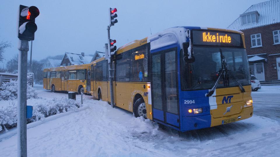 Snevejret skaber problemer for busser, der ikke kan komme op ad bakkerne i blandt andet Aalborg. Foto: Henrik Bo <i>Foto Grete Dahl</i>