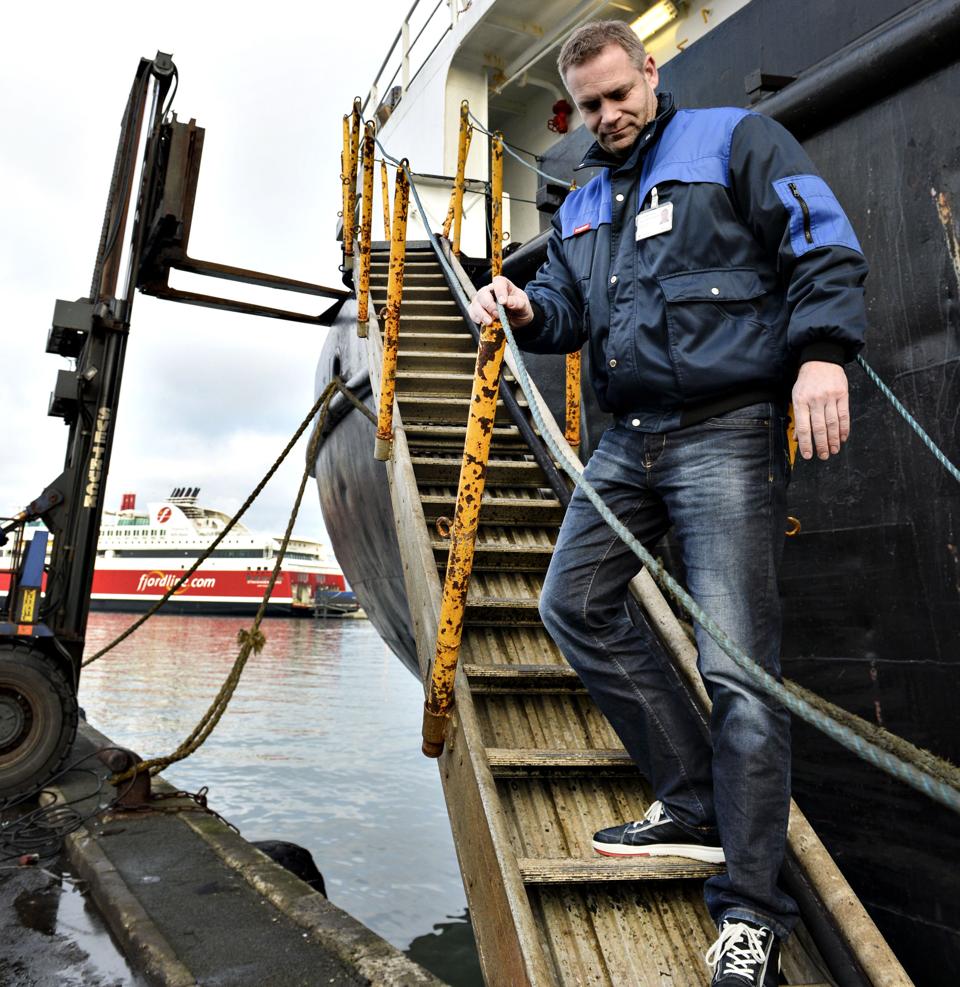 Alt skal gå efter planen, når et skib anløber Hirtshals Havn - og det sørger Jens Skjødt Petersen og hans lille shippingfirma for at det gør.Foto: Bent Bach <i>Bent Bach</i>