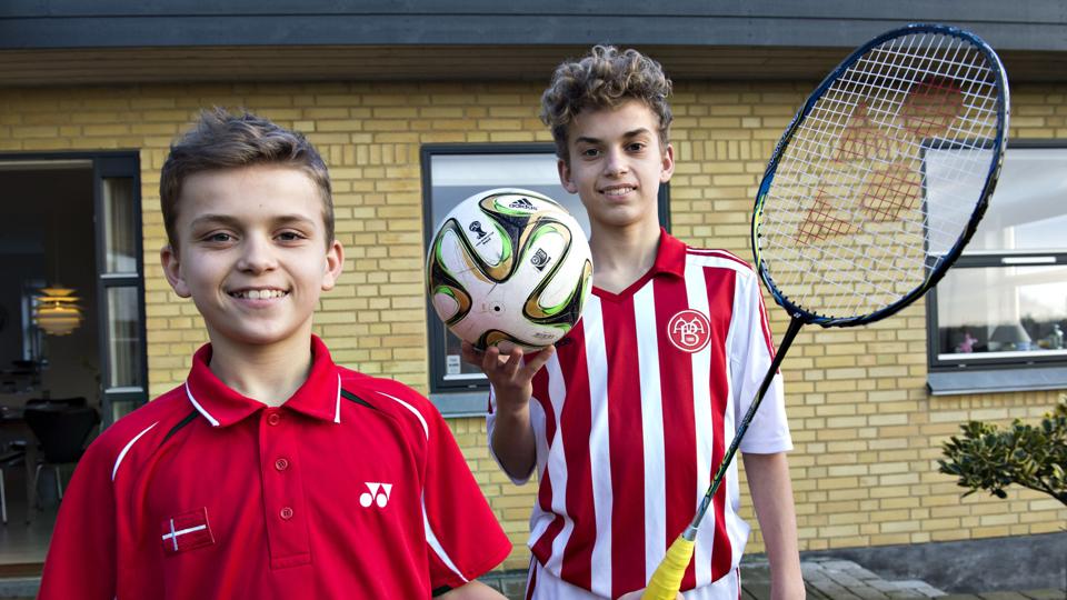 Magnus Johannesen, 13 år, tv., og storebror Mathias på 15 år er unikke boldtalenter. Magnus er på 13 landsholdet i badminton, mens Mathias er udtaget til Future U16 landsholdet i fodbold.Foto: Kurt Bering <i>Kurt Bering</i>