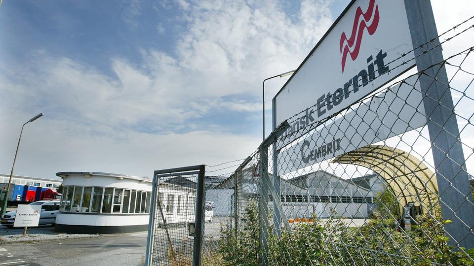 Eternitfabrikken midt i Aalborg havde i årevis en markant rolle i byens og dens borgeres liv - og der er stadig mennesker, der bliver syge på grund af den asbest, som eternitpladerne blev fremstillet af.Arkivfoto: Grete Dahl <i>Pressefotograf Grete Dahl</i>