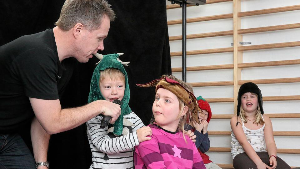 Asger Rasmussen improviserer teater og børnene fremfører replikkerne. Foto: Ole Geerthsen