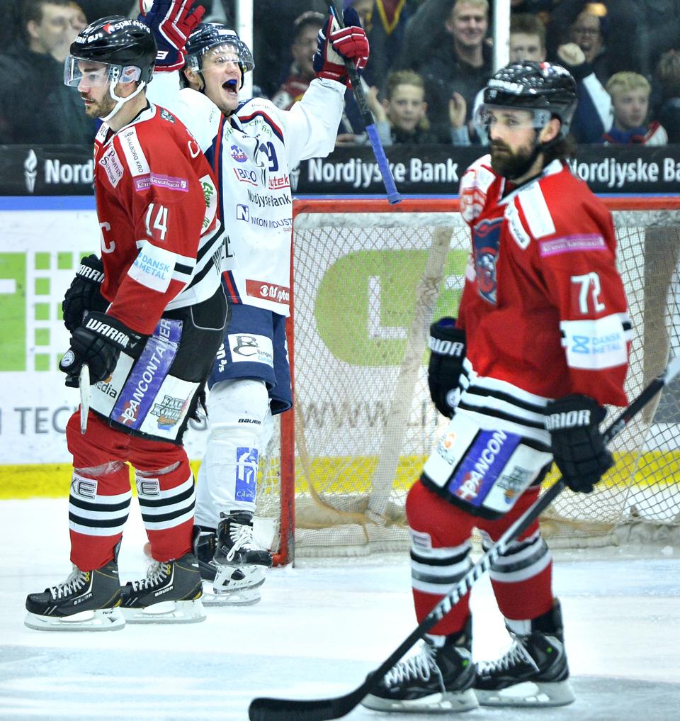 Bjarke Møller (tv.) tror fortsat på overraskelsen mod Frederikshavn White Hawks trods fredagens 0-4-nederlag. Foto: Hans Ravn