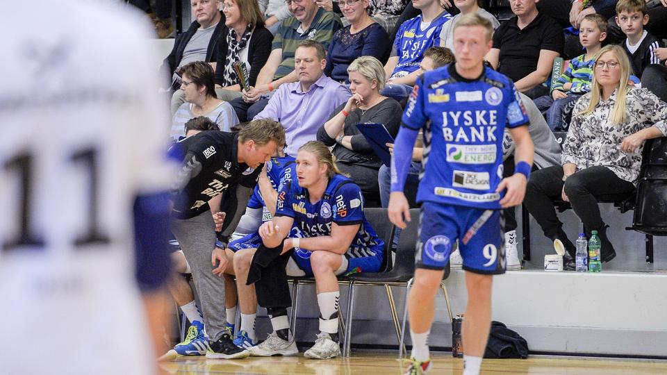 Asbjørn Madsen, der her lytter til cheftræner Jan Paulsen under fredagens kamp mod BSV, håber på en plads i slutspillet. Foto: Diana Holm <i>Foto: Diana Holm</i>