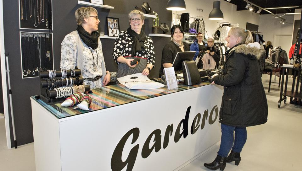 Garderoben slog dørene op fredag. Bag disken ses indehaver Inger Mark, butikschef Miriam Osmundsen og butiksassistent Helle Brix.Foto: Henrik Louis