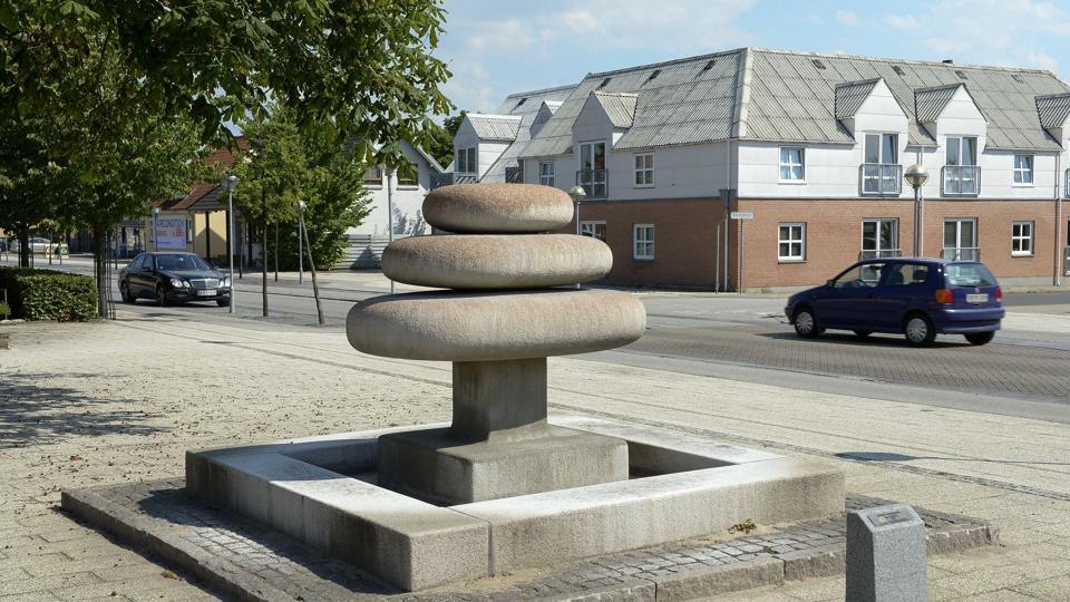 Den i øjeblikket tørlagte vandskulptur Duo foran rådhuset i Støvring blev skænket til daværende Støvring Kommune af Sawo direktør Flemming Christensen i marts 2000. Foto: Michael Bygballe <i>Michael Bygballe</i>