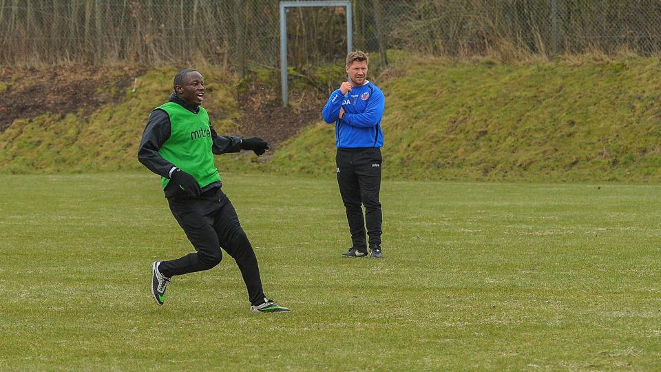 Cheftræner Jonas Dal (th.) får umiddelbart ikke glæde af Mushekwi. Foto: Jesper Thomasen