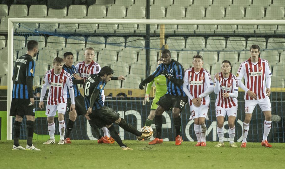 AaB’erne i frisparksmur. Her scorede Bruggge ikke, men de var igen det klart bedste hold. Foto: Martin Damgård