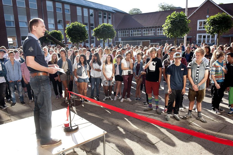 Skoleleder Arne Omar Sørensen skal i de kommende år tage imod flere fremmedsprogede elever, som er ankommet til Danmark som 14-årige eller ældre, uden at kunne sproget. Her ses skolelederen ved indvielsen af Søndre som overbygningsskole tilbage i august 2012.
Arkivfoto: Lars Pauli <i>Lars Pauli</i>