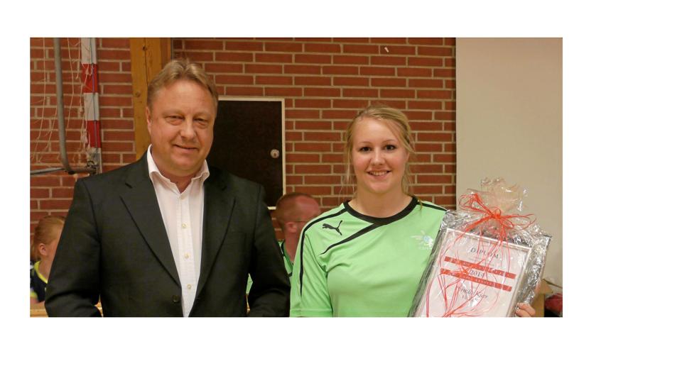Sparekassedirektør Villy Sørensen overraskede Pernille Kjær under den årlige håndboldskole med Idrætsprisen. Privatfoto