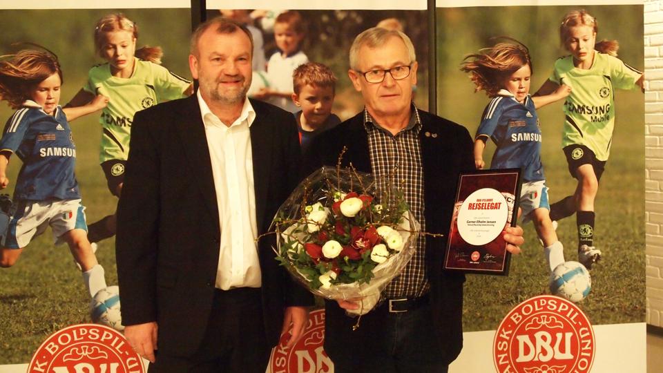 Gerner Elholm blev hædret med et rejselegat fra DBU Jylland og 1, marts ved han, om han af DBU bliver kåret som ”Årets fodboldleder. Privatfoto; DBU Jylland.