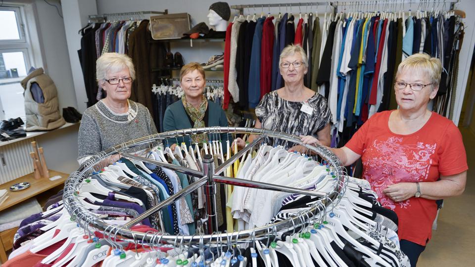 Fire frivillige samlet i Røde Kors butikken, fra venstre Merethe Asp, Anny Andersen, Bodil Egsdal og butiksleder Aase Bertelsen. Foto: Claus Søndberg