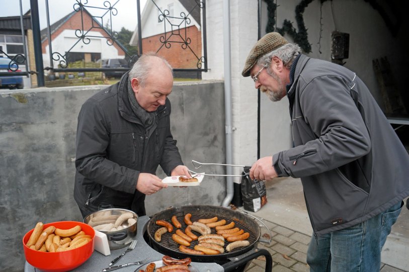 Arrangementet med Karsten Frederiksen faldt sammen med den årlige grilldag, som Hans Elbo fik idéen til for tre år siden. Her serverer han for Karsten Frederiksen. Privatfoto